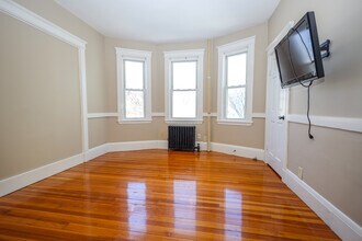 422 Trapelo Rd, Unit 2 in Belmont, MA - Building Photo - Building Photo