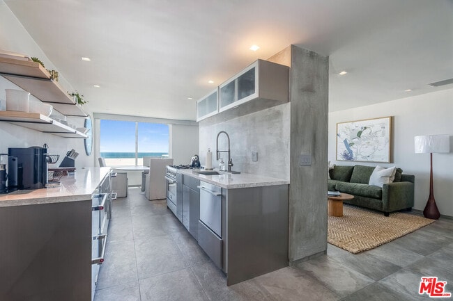 723 Palisades Beach Rd in Santa Monica, CA - Building Photo - Building Photo