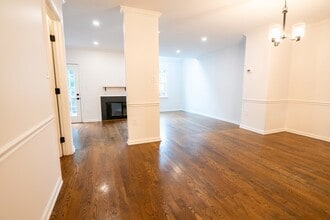 2119 Hutchison Grove Ct in Falls Church, VA - Foto de edificio - Building Photo