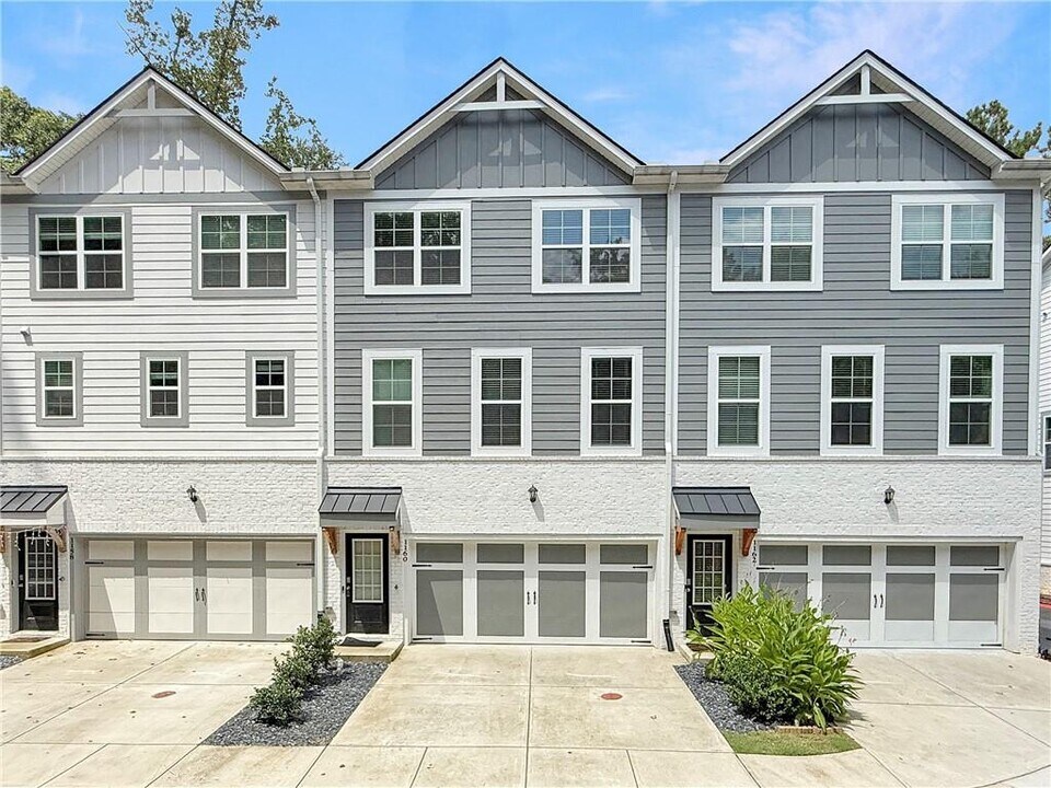 1160 Kendron Ln in Atlanta, GA - Building Photo