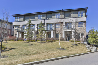 12 Aspen Hills Ter SW in Calgary, AB - Building Photo - Building Photo