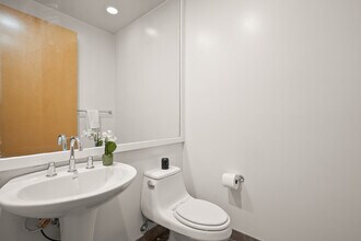 5400 Playa Vista Dr in Los Angeles, CA - Building Photo - Building Photo