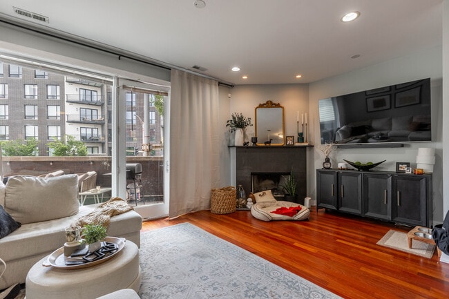 614 N Ogden Ave, Unit 2 in Chicago, IL - Building Photo - Building Photo
