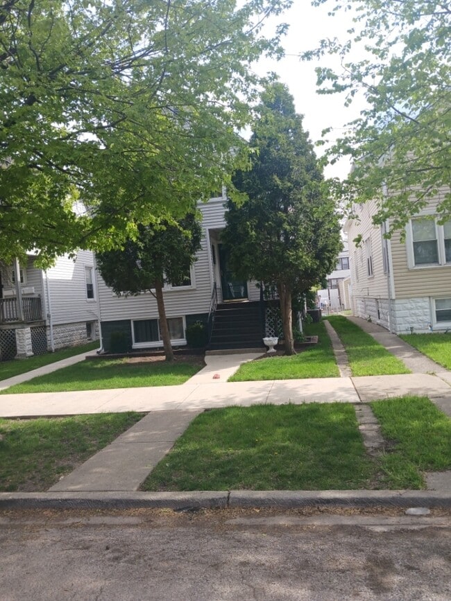 property at 5925 W Eastwood Ave