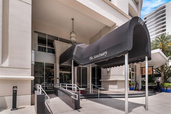 100 S Eola Dr in Orlando, FL - Foto de edificio - Building Photo