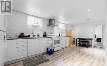24 Hucknall Rd in Toronto, ON - Building Photo - Building Photo