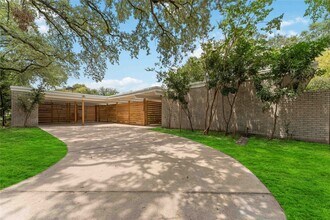 5722 W Bellfort Ave in Houston, TX - Building Photo - Building Photo