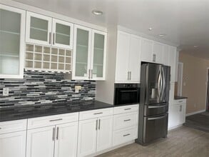 8 Mosshill Blvd in Stony Brook, NY - Building Photo - Building Photo