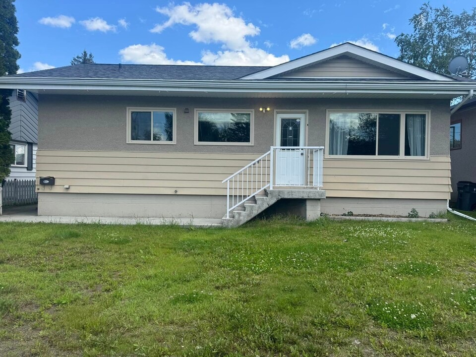 150-300-150 Lyon St S in Prince George, BC - Building Photo