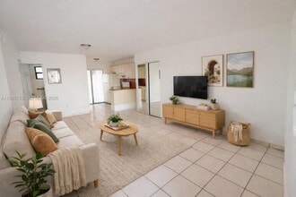 2740 W 63rd St in Hialeah, FL - Foto de edificio - Building Photo