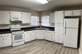 8108 Tom Sawyer Dr in Tampa, FL - Building Photo - Building Photo