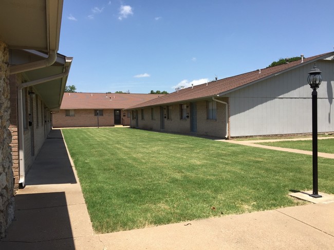 Sandalwood Apartments in Bartlesville, OK - Foto de edificio - Building Photo