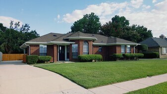 5421 Stagetrail Dr in Arlington, TX - Building Photo