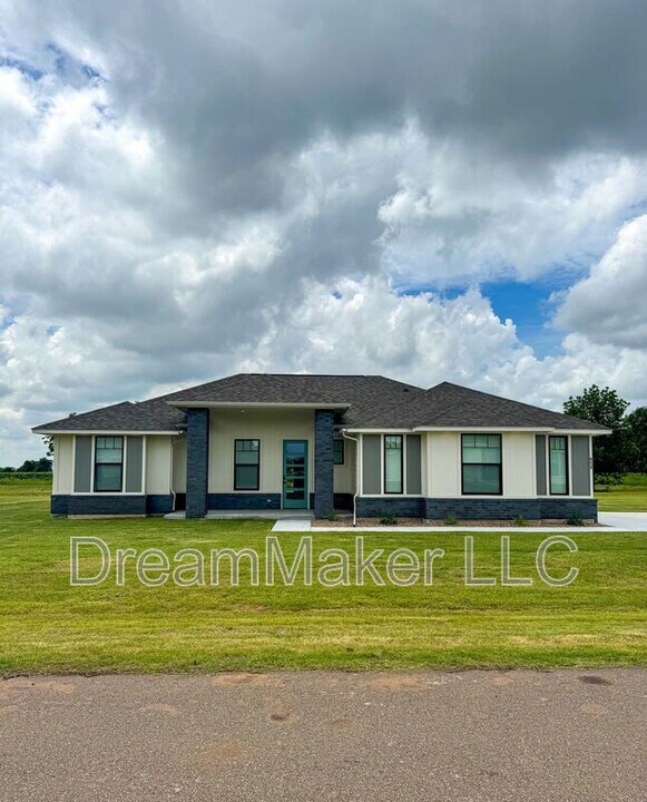 828 Apple Blossom Way in Goldsby, OK - Building Photo