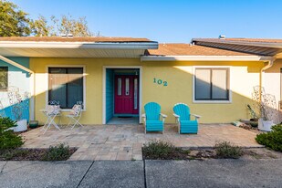 102 Anclote Rd in Tarpon Springs, FL - Building Photo
