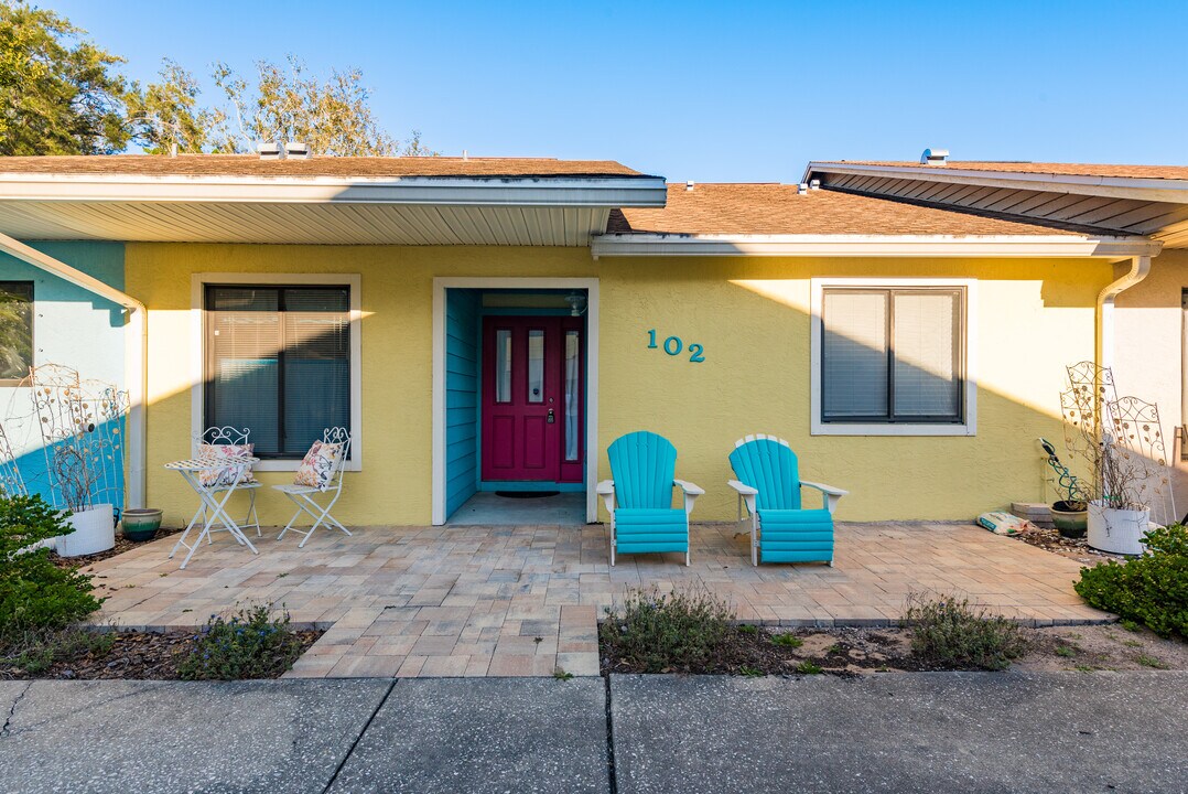 102 Anclote Rd in Tarpon Springs, FL - Building Photo