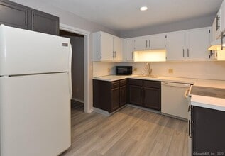 994 Heritage Vlg in Southbury, CT - Building Photo - Building Photo