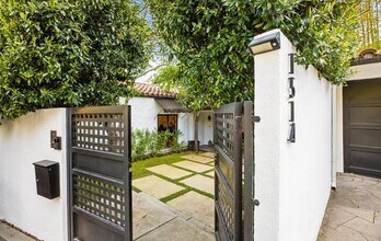 1514 Sunset Plaza Dr in Los Angeles, CA - Building Photo - Building Photo