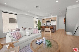 847 N June St in Los Angeles, CA - Building Photo