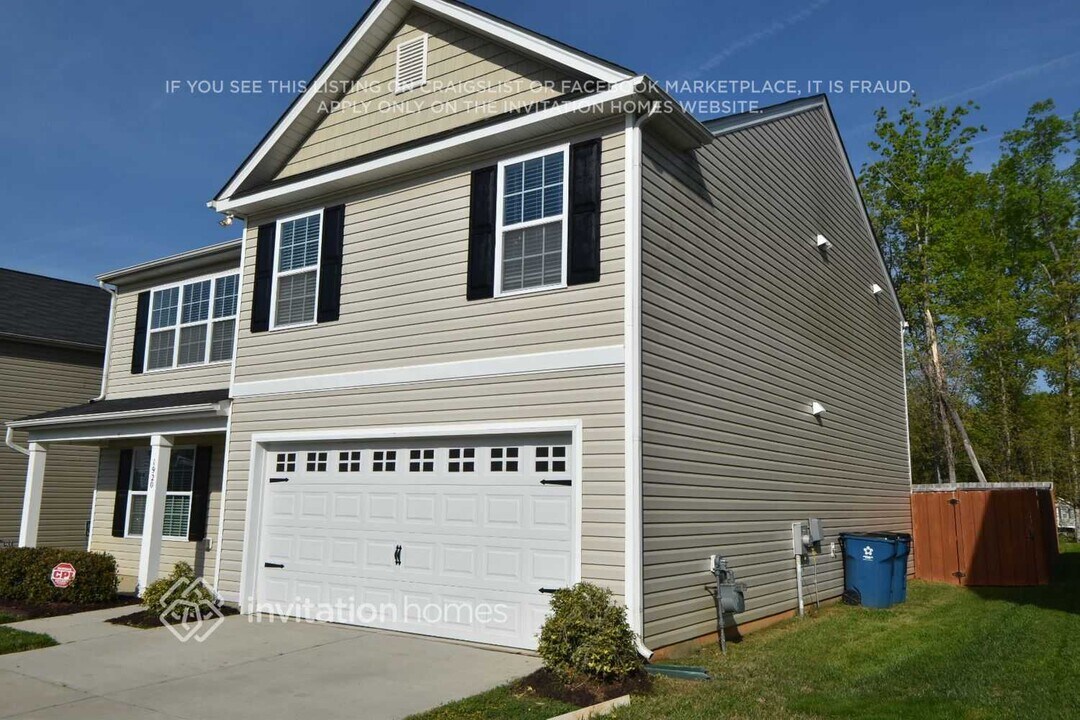 1920 Northrop Dr in Whitsett, NC - Foto de edificio