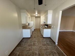 Twin Oaks Apartments in Salem, OR - Building Photo - Building Photo