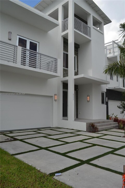 8290 NW 34th Dr in Doral, FL - Foto de edificio