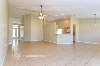 5626 War Admiral Dr in Zephyrhills, FL - Foto de edificio - Building Photo
