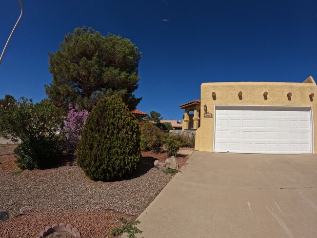 2062 Pinecone Way in Las Cruces, NM - Building Photo - Building Photo