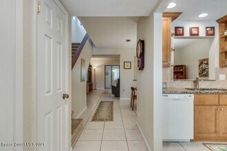 170 Palmetto Ave in Indialantic, FL - Foto de edificio - Building Photo