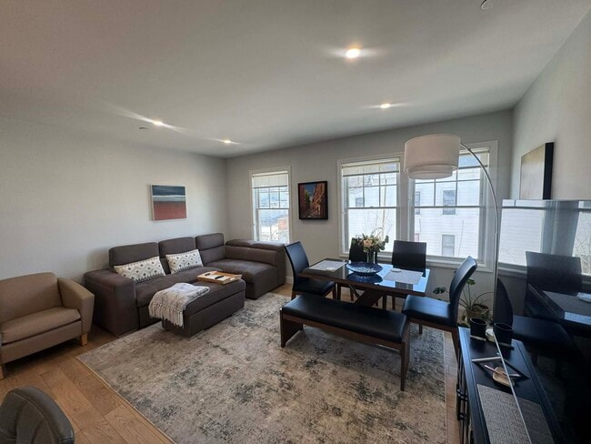 137 Falcon St, Unit 3 in Boston, MA - Foto de edificio - Building Photo