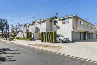 13901 Burbank Blvd in Van Nuys, CA - Building Photo - Building Photo