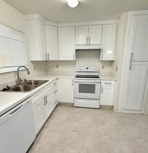 200 Northwoods Ave in Manteca, CA - Foto de edificio - Building Photo