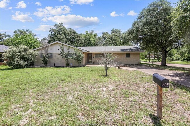 305 W Brookside Dr in Bryan, TX - Foto de edificio - Building Photo