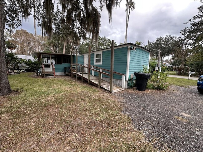 56315 Hickory Rd in Astor, FL - Foto de edificio - Building Photo