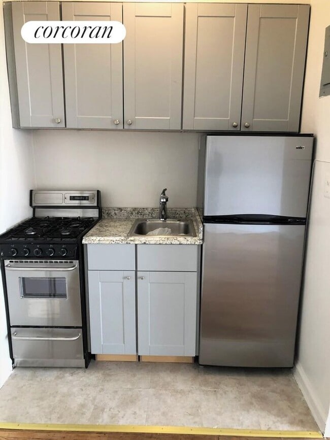 261 E 71st St in New York, NY - Building Photo - Building Photo