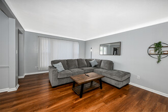 18220 Invermere Ave in Cleveland, OH - Foto de edificio - Building Photo