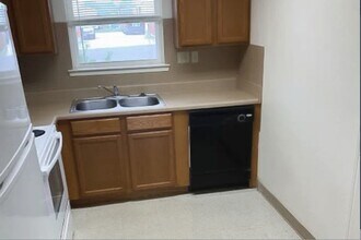 308 N East St in Weimar, TX - Building Photo - Building Photo