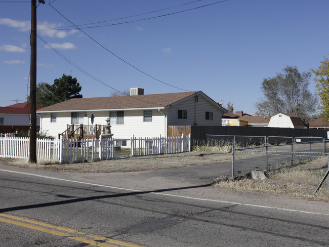 4621 E 72nd Ave in Commerce City, CO - Foto de edificio - Building Photo