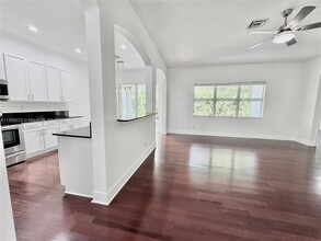 4451 Laurel Pl in Weston, FL - Building Photo - Building Photo