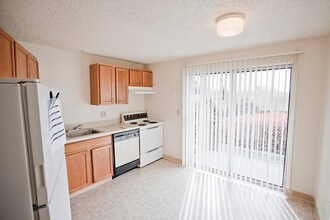 Quaker Apartments in Eugene, OR - Building Photo - Building Photo