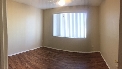 5401 E Van Buren St in Phoenix, AZ - Building Photo - Building Photo