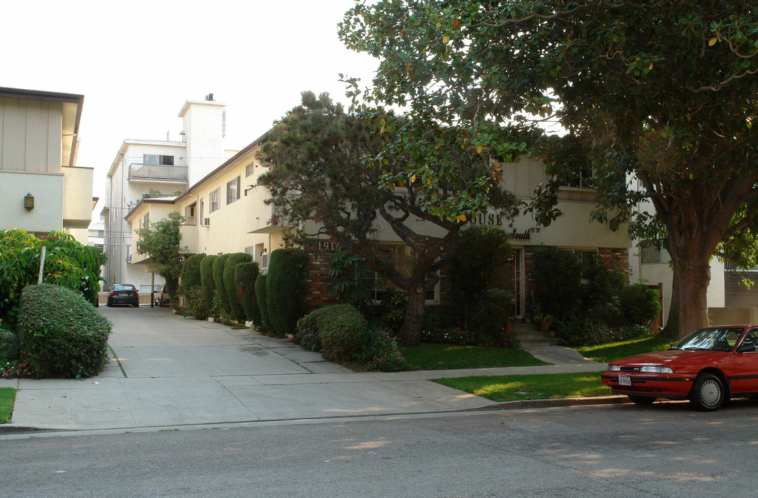 1916 Glendon Ave in Los Angeles, CA - Building Photo