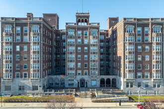 Jeffery Towers in Chicago, IL - Building Photo - Primary Photo