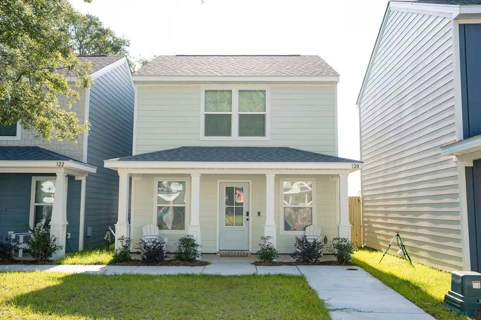 120 Coral Breeze Drive in Biloxi, MS - Building Photo