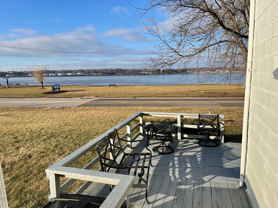 4128 River Dr, Unit River view with park and bike path in Moline, IL - Foto de edificio