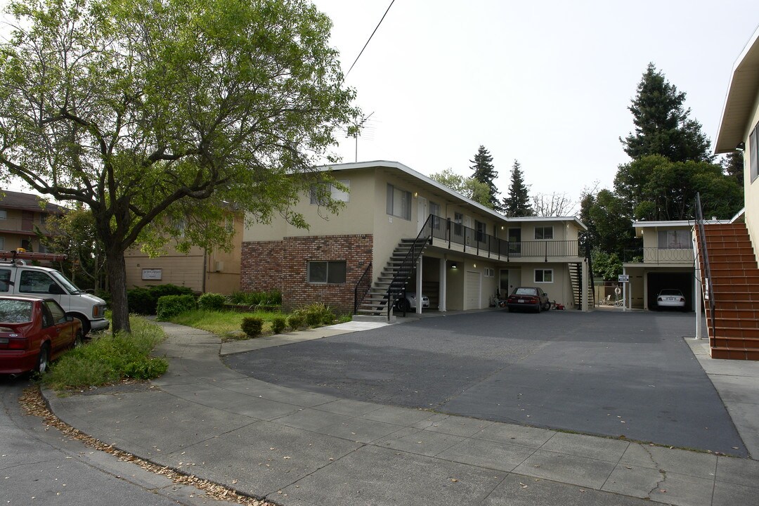 1570 Ebener St in Redwood City, CA - Foto de edificio