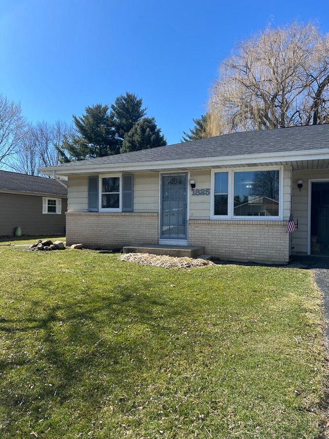 1825 Ontario Dr in Janesville, WI - Foto de edificio - Building Photo