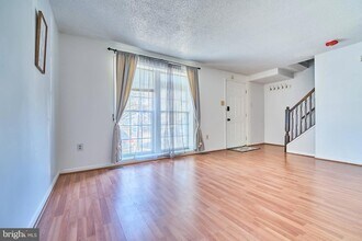 1786 Jacobs Meadow Dr in Severn, MD - Foto de edificio - Building Photo