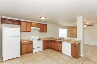 706 Lloyd St in Wilmer, TX - Building Photo - Building Photo