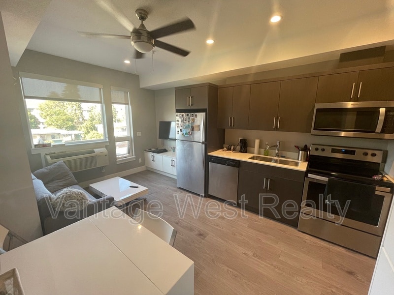 925 Leon Ave in Kelowna, BC - Building Photo